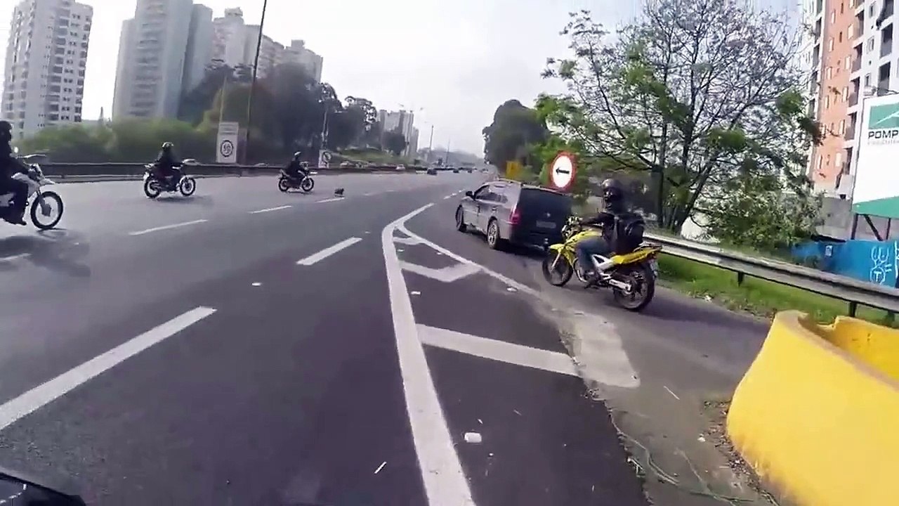 5 motards bloquent l'autoroute se qui se passe ensuite est dingue