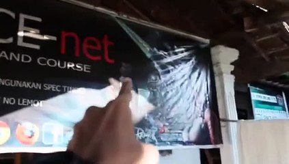 Players just one hand , knocked the bar within 3 seconds strok