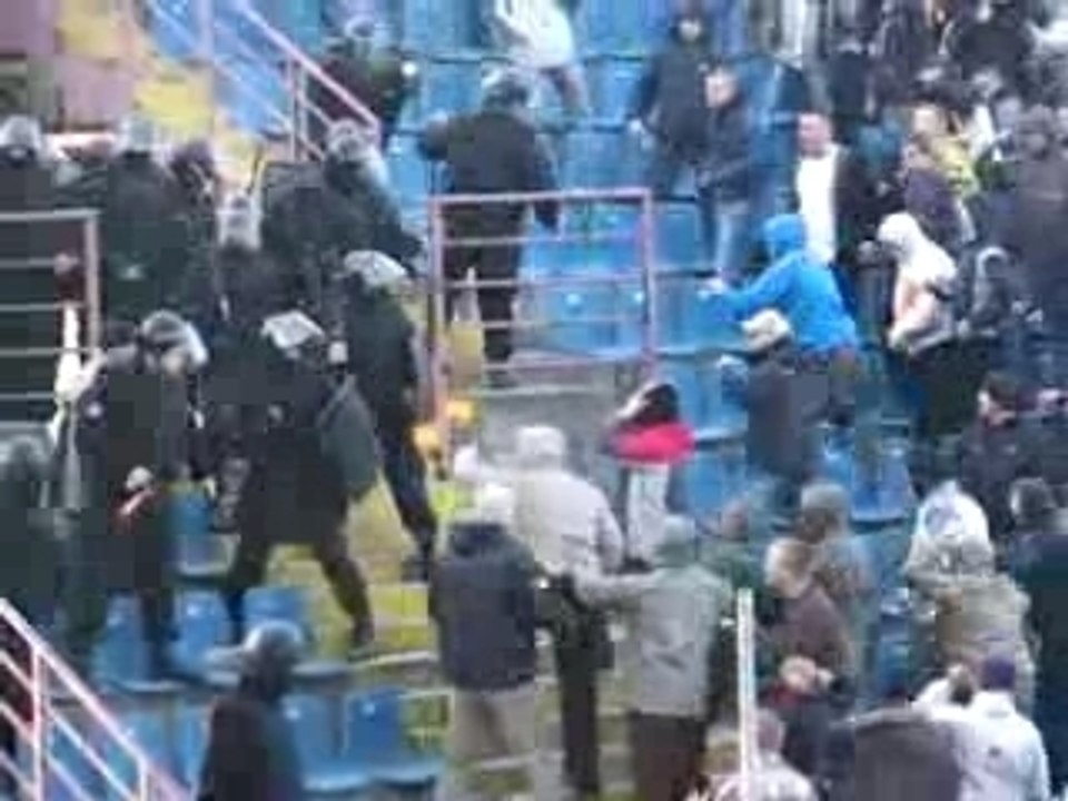 Polish Hooligans Wisla Cracow vs police 07 04_2007