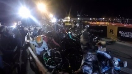 Une moto cale et provoque une énorme chute de cyclistes