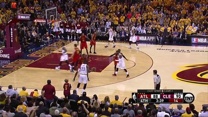 Kevin Love Hurts His Shoulder