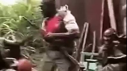 ‫عندما يأخذ القرد البندقية هذا مايحصل‬‎