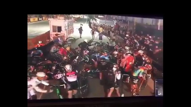 Une moto cale et cause un accident énorme lors d'une course de vélos à Brooklyn