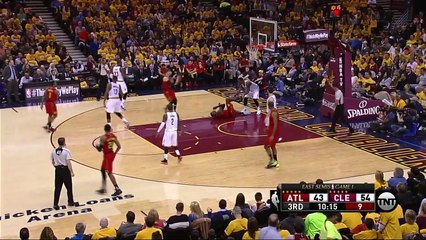 J.R. Smith décoche un coup de coude à Paul Millsap