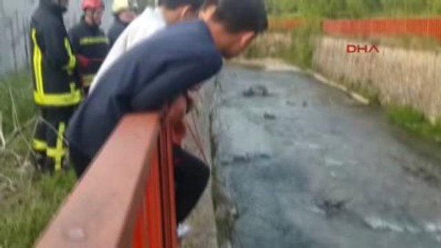Kocaeli Topunu Almak İçin İndiği Dere Yatağında Mahsur Kaldı -yeniden