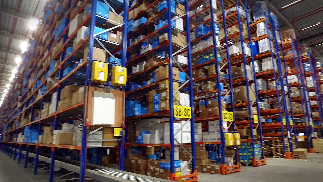 Kommissionierung mit Schmalgangfahrzeugen im Hochregallager