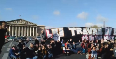 Nuit debout : Des militants s’assoient devant l’Assemblée nationale et bloquent la circulation (vidéo)