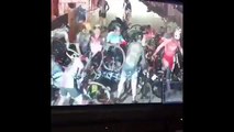 Une moto cale au milieu d'une course cycliste et provoque un énorme crash