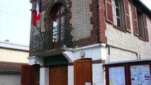 Godenvillers : pourquoi donc la petite mairie compte-t-elle deux escaliers ?