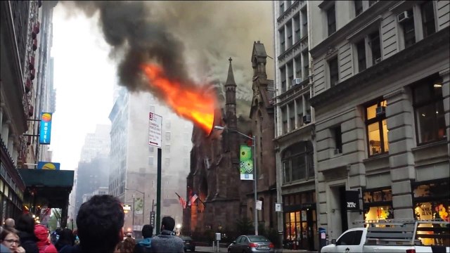New York : une église de Manhattan totalement détruite par les flammes