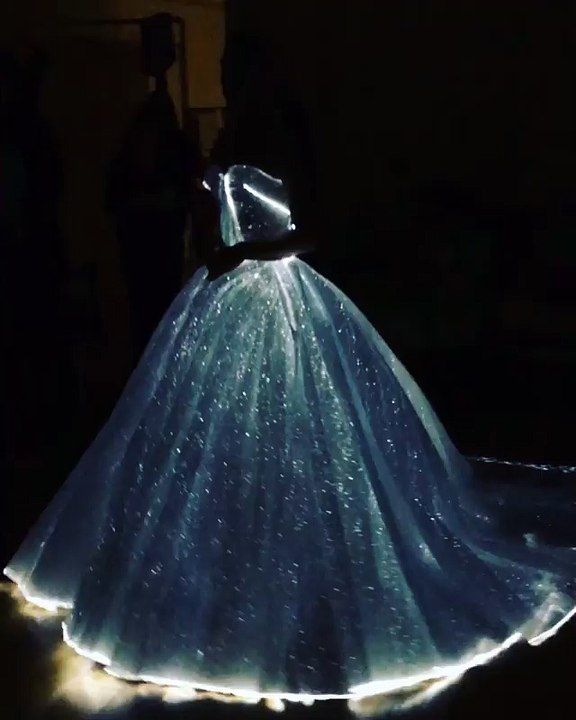 La robe Galactic Cinderella de @Zacposen au Met Gala