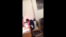 Un étudiant s'amuse à effrayer son coloc pendant une année...