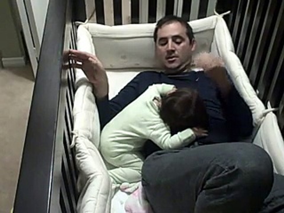 Ce papa grimpe dans le lit de sa fille pour l'endormir et se retrouve piégé