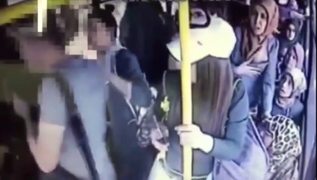 Pervers VS groupe de filles dans un bus. Il prend cher le gars