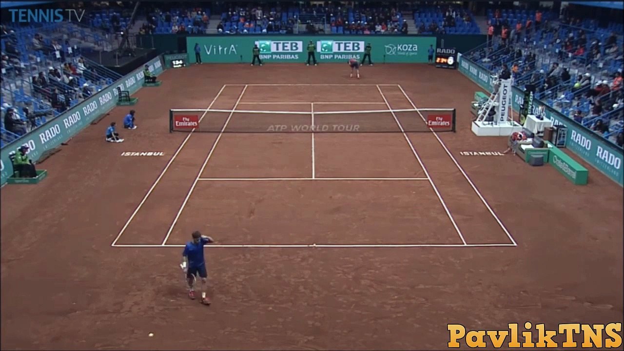 Un joueur de tennis explose 3 raquettes dans le même match!