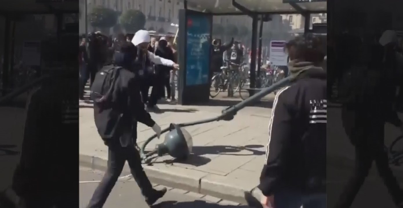 Nuit debout : Des casseurs s’acharnent sur un lampadaire et sont applaudis par la foule (vidéo)