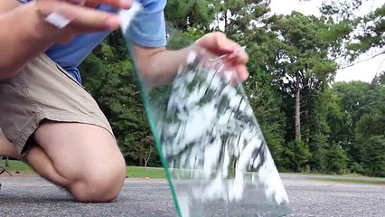 Sapete come uscire da un automobile se questa cade in acqua? Guardate un po' qui...