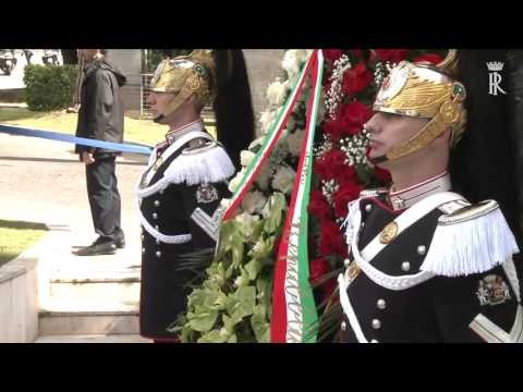 Roma - Mattarella depone una corona di fiori - monumento Vittime sul Lavoro (01.05.16)