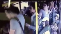 Elle s'en prend violemment à un pervers qui réalise des attouchements dans le bus