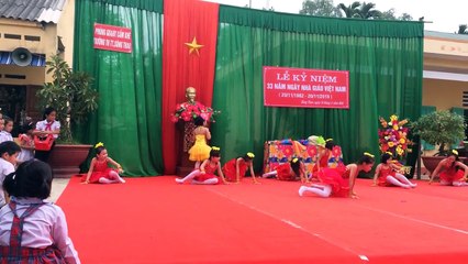 Mua vui đến trường