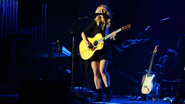 Lindsay Ell - Not Another Me (2/27/16) @ Bakersfield, CA