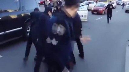 Pas facile d'arreter un ancien champion de lutte : 7 policiers en galère contre 1 seul homme