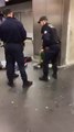 Contrôle de police un peu musclé sur un handicapé qui se retrouve au sol sans ses prothèse
