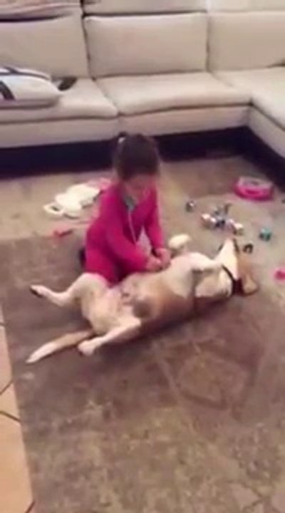 Une petite fille opère un chien Đăng lạiThích Spi0n