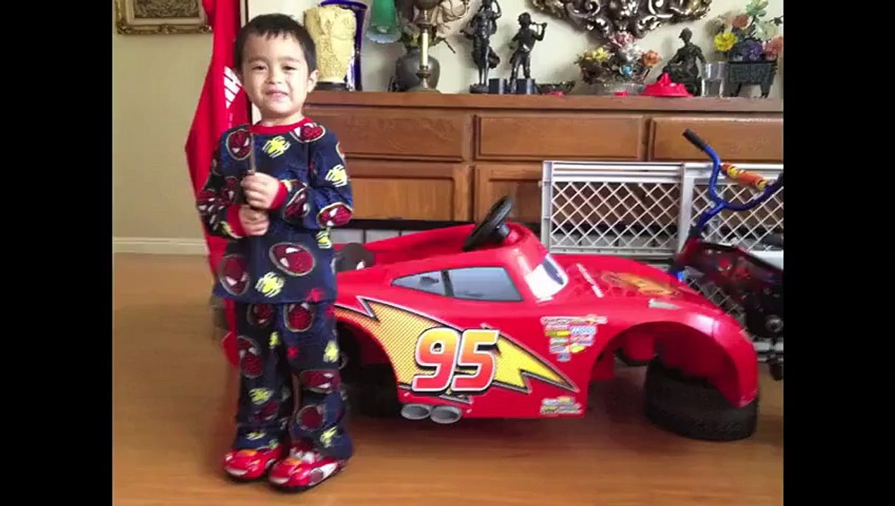 La voiture électrique Flash McQueen boostée par un papa