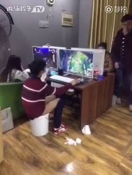 Un joueur fait caca dans un seau au cybercafé