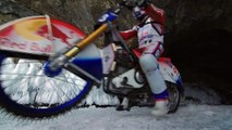 Derrapando sin parar con una moto sobre un lago de hielo