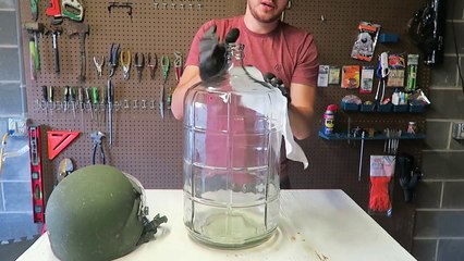 Un russe fait danser du feu dans une bouteille