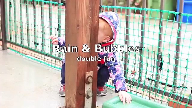 Близнецы изучают окружающий мир под дождем