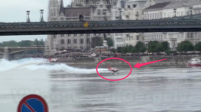Un avion évite le crash de justesse en passant sous un pont !