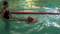 Тренировка пловца  в большом бассейне  Train swimmer in a large swimming pool