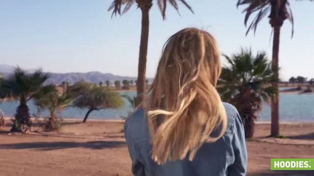 Bar Refaeli dans sa pub Hoodies interdite en Israël