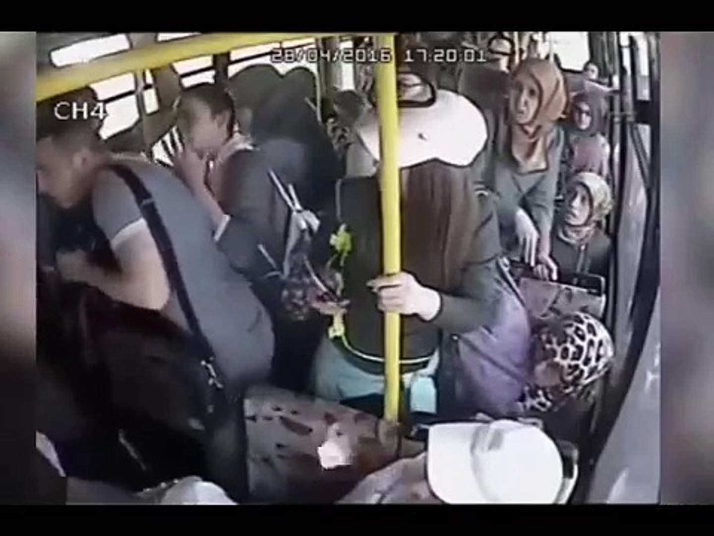 Il montre son zizi à une femme dans l'autobus, mais il va vite le  regretter! - Vidéo Dailymotion