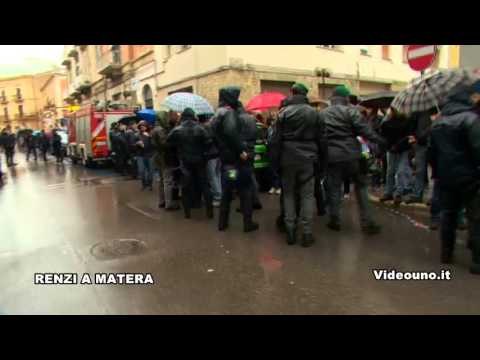 Renzi a Matera un cittadino mostra