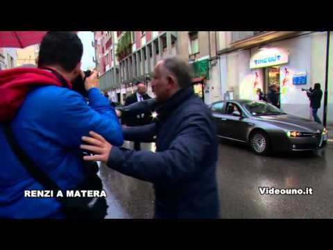 Renzi a Matera un cittadino si avvicina troppo a renzi quando lascia il teatro di matera