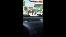 Shoferët e furgonave në Vlorë zihen për pasagjerët, ndërhyjnë kalimtarët