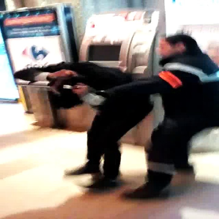 Un SDF violemment frappé par un vigile en gare d'Amiens - La SNCF annonce une enquête - Regardez