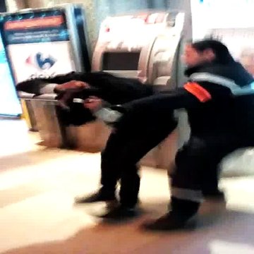 Un SDF violemment frappé par un vigile en gare d'Amiens - La SNCF annonce une enquête - Regardez