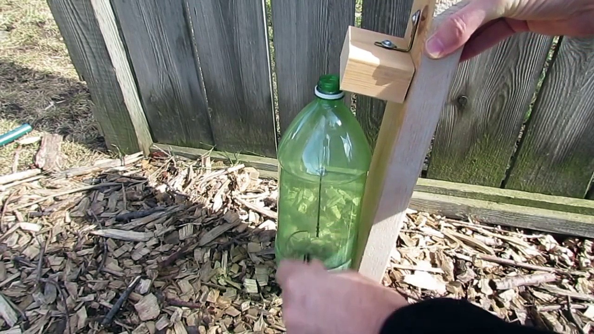 Tutoriel pour créer un piège à souris avec une bouteille en plastique -  video Dailymotion