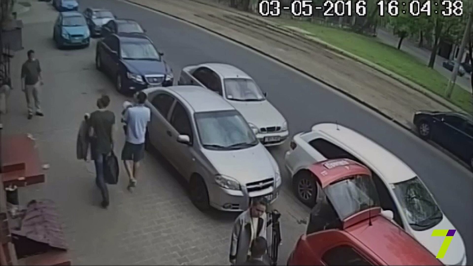 ⁣Видео дерзкого нападения на сотрудников телеканала в Одессе