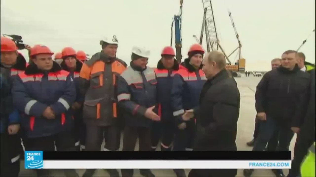 روسيا تبني جسرا يربط شبه جزيرة القرم بالأراضي الروسية