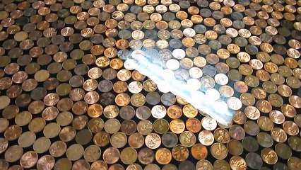 Il recouvre une table de pièces de monnaies...le résultat est époustouflant