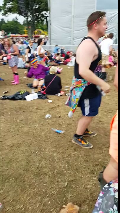 Dude Dances to “Uptown Funk” Like Nobody is Watching. The Crowd Goes Wild!