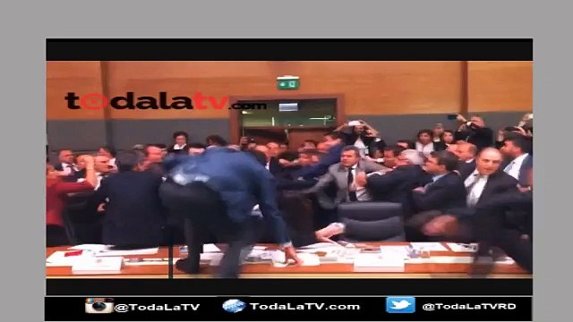 TRIFULCA EN PARLAMENTO DE TURQUÍA TRAS DISCUSIÓN POR ENMIENDA CONSTITUCIONAL-VIDEO