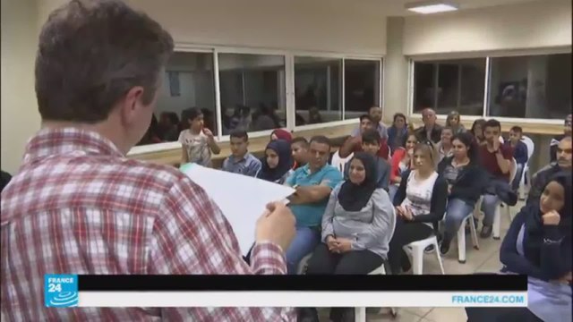 101 من اللاجئين السوريين يغادرون لبنان جوا إلى إيطاليا