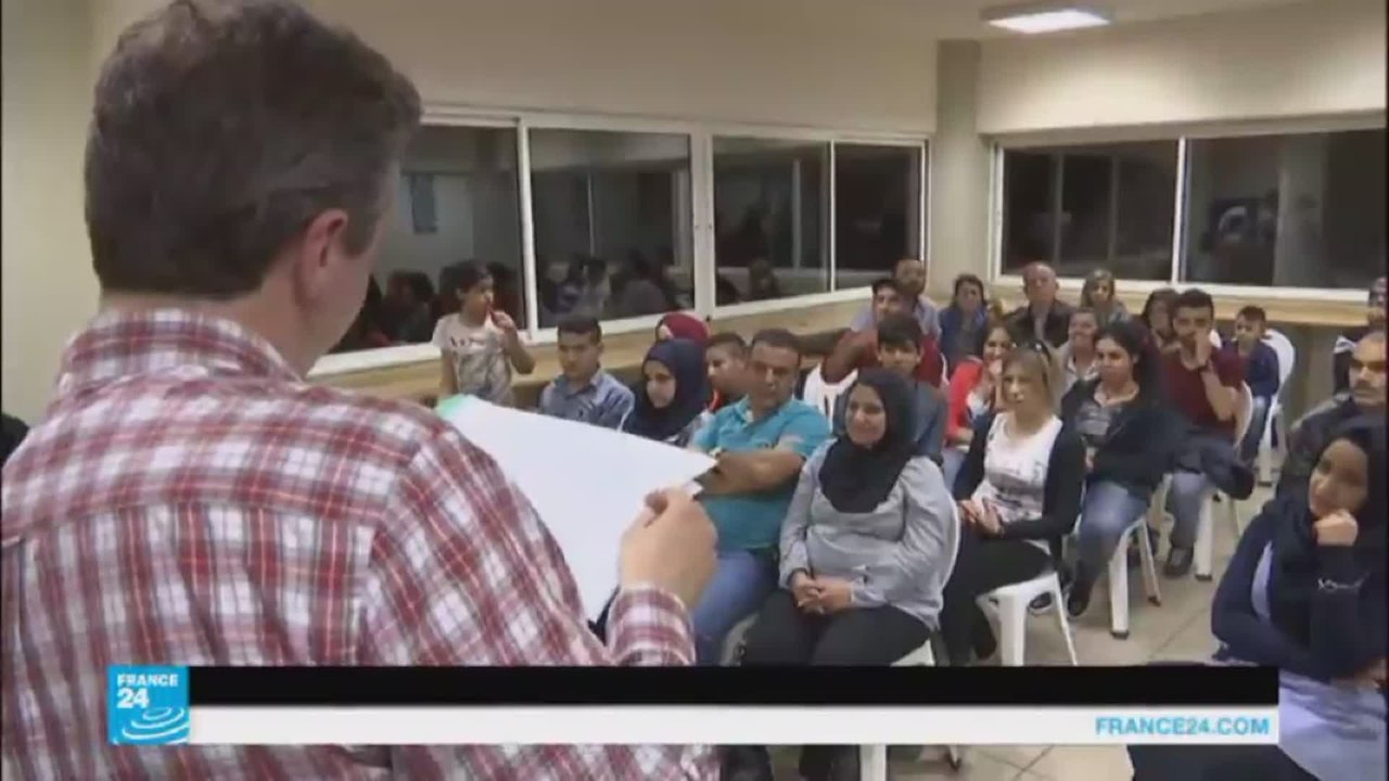 101 من اللاجئين السوريين يغادرون لبنان جوا إلى إيطاليا